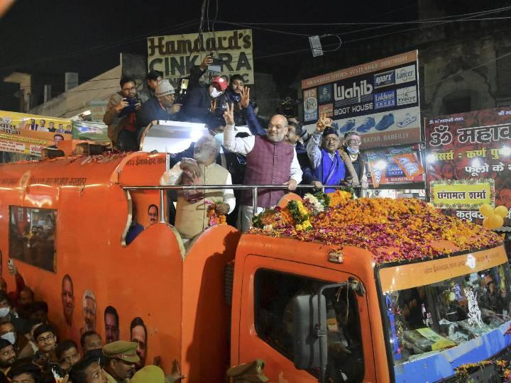अमित शाह ने बरेली के लोगों से कहा कि जब भी वे काशी जाएं, तो वे 'मां गंगा' का शुद्ध जल ले सकते हैं और बाबा (विश्वनाथ) की पूजा कर सकते हैं. उन्होंने यह भी कहा कि अब उप्र भ्रष्टाचार से बाहर निकल कर विकास के पथ पर आगे बढ़ रहा है.