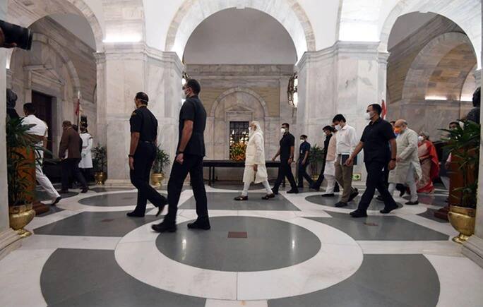 पंतप्रधान नरेंद्र मोदी हे राष्ट्रपती भवनमधील एका कार्यक्रमाला जाताना.