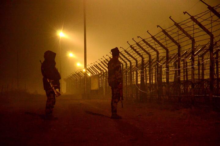 पंजाबमधील अमृतसरला लागून असलेल्या पाकिस्तानच्या सीमेवर बीएसएफ जवानांची गस्त वाढवण्यात आली आहे. (Photo : PTI )