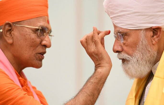 मणिनगरच्या स्वामीनारायण संस्थानचे आचार्य श्री. जितेंद्रप्रसाद स्वामी महाराज पंतप्रधानांना टिळा लावताना.