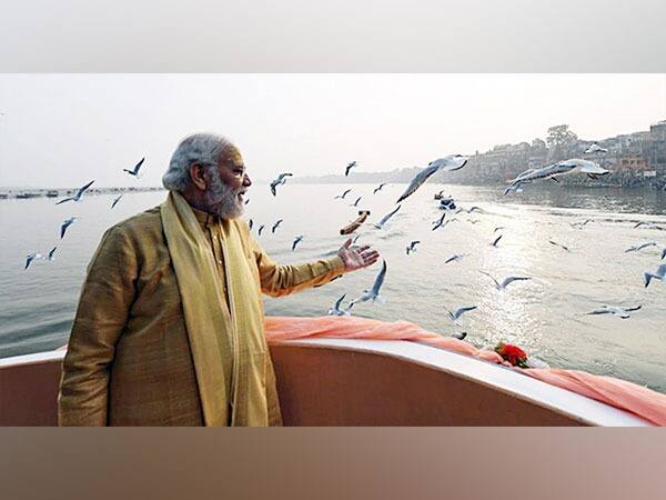 सरत्या वर्षाला निरोप देताना पंतप्रधान नरेंद्र मोदींनी या वर्षातील त्यांच्या काही महत्वाच्या कार्यक्रमातील खास फोटो सोशल मीडियावर शेअर केले आहेत.