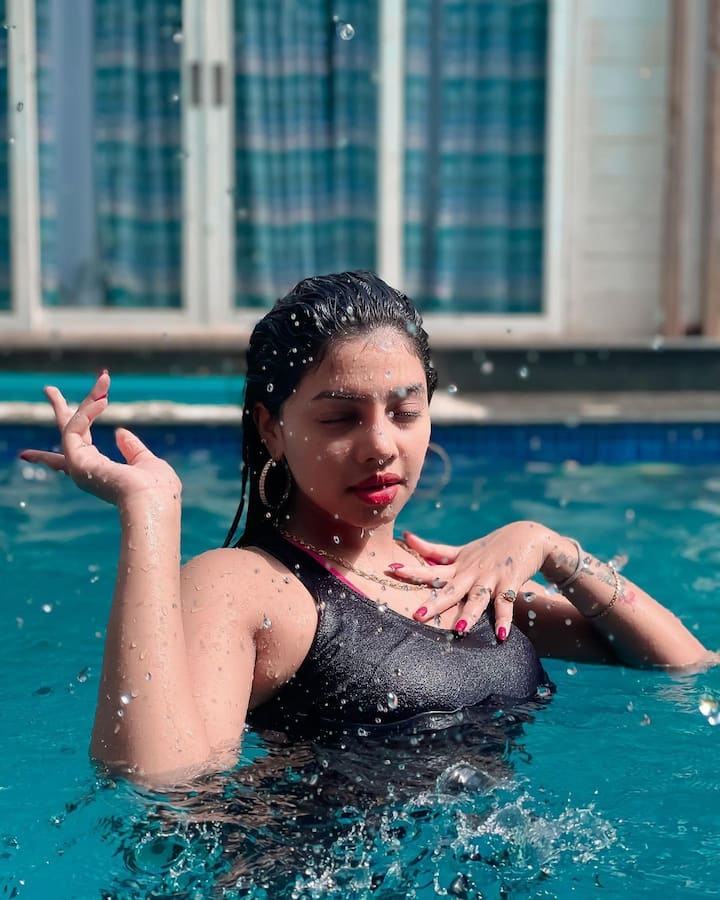 స్విమ్మింగ్ ఫూల్‌లో... (Image courtesy - @anala.susmitha/Instagram)
