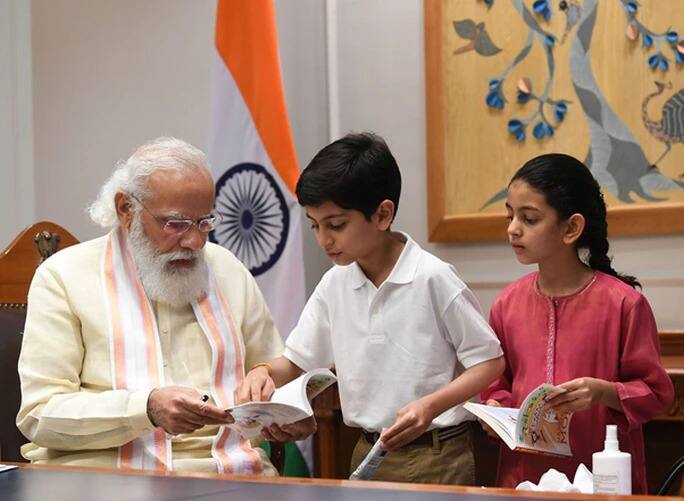 पंतप्रधान नरेंद्र मोदींनी त्यांच्या ऑफिसमध्ये लहान विद्यार्थ्यांची भेट घेतली.