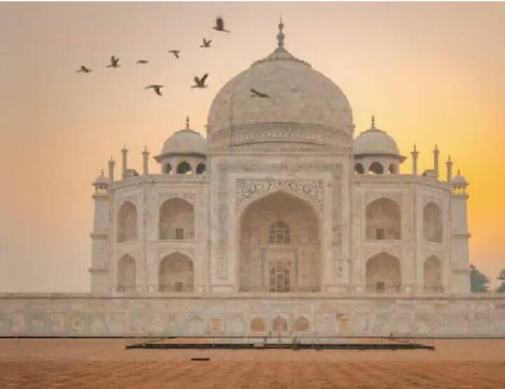 New Year 2022 Travel Ideas :ਸਾਲ 2021 ਖ਼ਤਮ ਅਤੇ ਸਾਲ 2022 ਸ਼ੁਰੂ ਹੋਣ ਵਾਲਾ ਹੈ। ਨਵੇਂ ਸਾਲ ਦੀ ਸ਼ੁਰੂਆਤ ਦੇ ਨਾਲ ਹੀ ਹਰ ਕਿਸੇ ਦੇ ਮਨ ਵਿੱਚ ਇੱਕ ਨਵਾਂ ਉਤਸ਼ਾਹ ਹੈ। ਹਰ ਕੋਈ ਸੈਲੀਬ੍ਰੇਸ਼ਨ ਮੂਡ ਵਿੱਚ ਹੈ। ਜੇਕਰ ਤੁਸੀਂ ਨਵੇਂ ਸਾਲ 'ਤੇ ਉੱਤਰ ਪ੍ਰਦੇਸ਼ ਜਾਂ ਇਸ ਦੇ ਆਸਪਾਸ ਦੇ ਇਲਾਕੇ 'ਚ ਰਹਿੰਦੇ ਹੋ ਤਾਂ ਤੁਸੀਂ ਨਵੇਂ ਸਾਲ ਦਾ ਆਨੰਦ ਲੈਣ ਲਈ ਕਈ ਥਾਵਾਂ 'ਤੇ ਜਾ ਸਕਦੇ ਹੋ। ਆਓ ਤੁਹਾਨੂੰ ਦੱਸਦੇ ਹਾਂ ਨਵੇਂ ਸਾਲ ਮੌਕੇ 'ਤੇ ਉੱਤਰ ਪ੍ਰਦੇਸ਼ ਦੇ ਸੈਰ-ਸਪਾਟਾ ਸਥਾਨਾਂ ਬਾਰੇ-