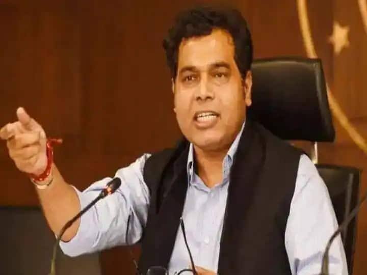 UP Minister Shrikant Sharma Mathura laid foundation stone inaugurated schemes worth 21 crores say on Corona Omicron ANN Mathura News: मंत्री श्रीकांत शर्मा बोले- धार्मिक स्थलों का विकास प्राथमिकता के आधार पर, जानें कोरोना कर्फ्यू पर क्या कहा