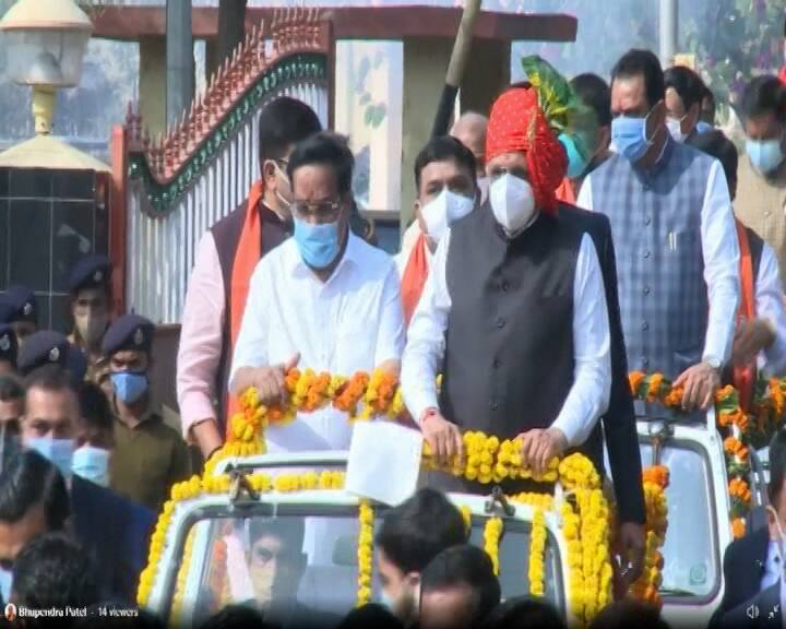 રાજકોટઃ ગુજરાતમાં કોરોનાના કહેર વચ્ચે આજે રાજકોટમાં મુખ્યમંત્રી ભૂપેન્દ્ર પટેલનો રોડ શો યોજાયો છે. પૂર્વ મુખ્યમંત્રી વિજય રૂપાણીના શહેર રાજકોટમાં મુખ્યમંત્રી ભૂપેન્દ્ર પટેલ દ્વારા રોડ શોની શરૂઆત કરવામાં આવી છે. જોકે, આ રોડ શોમાં વિજય રૂપાણી ગેરહાજર છે.
