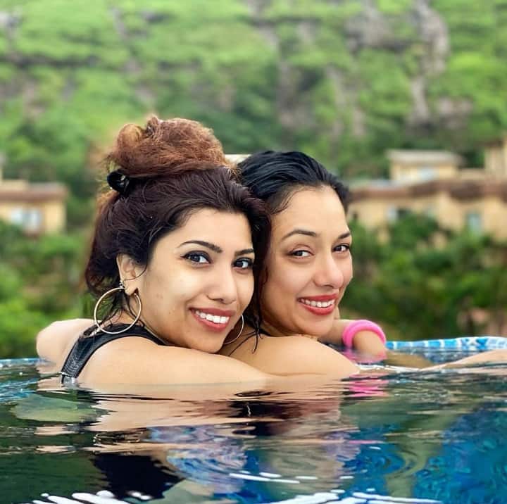 Television actress Rupali Ganguli share photos of pool party 'અનુપમા' રૂપાલી ગાંગુલીએ કઝીન સાથે પૂલ પાર્ટીનો ફોટો કર્યો શેર