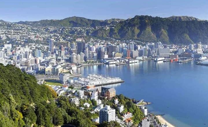 ਕਿਰਾਬਾਤੀ: ਭਾਰਤ ਅਤੇ ਕਿਰਾਬਾਤੀ ਵਿਚਕਾਰ 8.30 ਘੰਟਿਆਂ ਦਾ ਅੰਤਰ ਹੈ। ਇਸ ਕਾਰਨ ਜਦੋਂ ਭਾਰਤ ਵਿੱਚ ਦਿਨ ਦਾ ਸਮਾਂ ਹੁੰਦਾ ਹੈ, ਉਦੋਂ ਹੀ ਕਿਰਾਬਾਤੀ ਵਿੱਚ ਨਵੇਂ ਸਾਲ ਦਾ ਜਸ਼ਨ ਸ਼ੁਰੂ ਹੋਵੇਗਾ। ਦੁਨੀਆ ਦਾ ਪਹਿਲਾ ਨਵੇਂ ਸਾਲ ਦਾ ਜਸ਼ਨ ਵੀ ਕਿਰਾਬਾਤੀ ਵਿੱਚ ਮਨਾਇਆ ਜਾਂਦਾ ਹੈ।