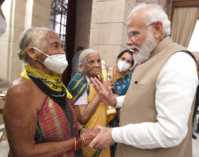पंतप्रधान नरेंद्र मोदी यांनी राष्ट्रपती भवनमध्ये पद्मश्री तुलसी गोवडा यांची भेट घेतली.