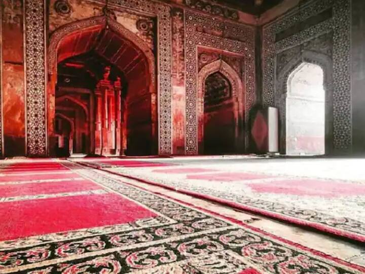 ਨਵੇਂ ਸਾਲ 'ਤੇ ਪਰਿਵਾਰ ਨਾਲ ਘੁੰਮਣ ਦੀ ਯੋਜਨਾ ਬਣਾਓ, ਉੱਤਰ ਪ੍ਰਦੇਸ਼ ਦੀਆਂ ਇਨ੍ਹਾਂ ਥਾਵਾਂ 'ਤੇ ਜਾਓ। ਮਥੁਰਾ-ਦਿੱਲੀ ਅਤੇ ਆਸ-ਪਾਸ ਦੇ ਲੋਕ ਭਗਵਾਨ ਕ੍ਰਿਸ਼ਨ ਦੀ ਨਗਰੀ ਮਥੁਰਾ ਜਾਣ ਦੀ ਯੋਜਨਾ ਬਣਾ ਸਕਦੇ ਹਨ। ਇੱਥੇ ਤੁਸੀਂ ਜਨਮਭੂਮੀ, ਬਾਂਕੇ ਬਿਹਾਰੀ ਮੰਦਰ ਆਦਿ ਵਰਗੇ ਬਹੁਤ ਸਾਰੇ ਸੁੰਦਰ ਮੰਦਰਾਂ ਦਾ ਦੌਰਾ ਕਰ ਸਕਦੇ ਹੋ।