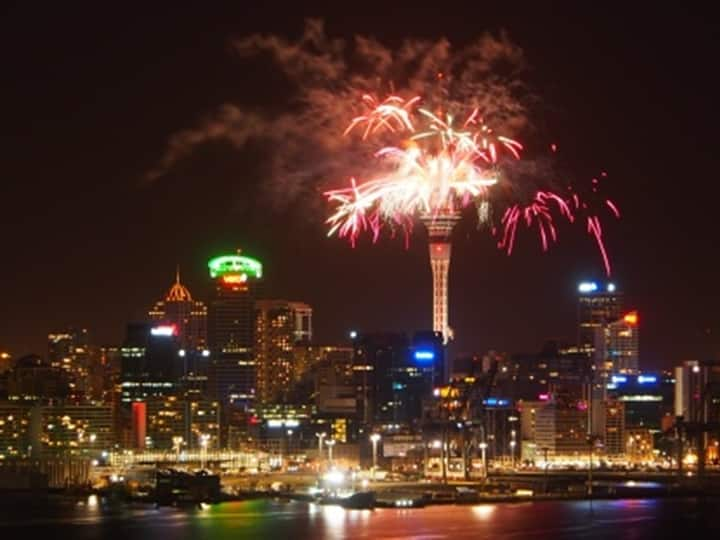 Happy New Year 2022: New Zealand Auckland Welcomes New Year With Fireworks- Watch New Year 2022 New Zealand: 2022కు న్యూజిలాండ్, ఆస్ట్రేలియా ఘన స్వాగతం.. బాణసంచా కాల్పులు, కేరింతలు