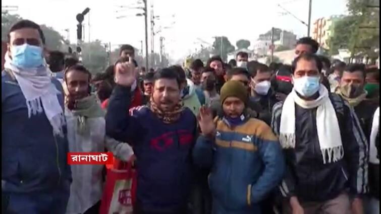 Nadia passengers block the train at Ranaghat station demanding clean train Nadia News: পরিচ্ছন্ন ট্রেনের দাবিতে রানাঘাট স্টেশনে রেল অবরোধ করে বিক্ষোভ যাত্রীদের