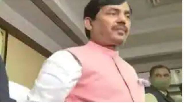 ਭਾਰਤੀ ਜਨਤਾ ਪਾਰਟੀ ਦੇ ਰਾਸ਼ਟਰੀ ਬੁਲਾਰੇ ਤੇ ਮੁੱਖ ਮੰਤਰੀ ਨਿਤੀਸ਼ ਕੁਮਾਰ ਦੇ ਉਦਯੋਗ ਮੰਤਰੀ ਸਈਅਦ ਸ਼ਾਹਨਵਾਜ਼ ਹੁਸੈਨ ਦਾ ਪਿਆਰ ਕਿਸੇ ਤੋਂ ਲੁਕਿਆ ਨਹੀਂ ਹੈ। 12 ਦਸੰਬਰ, 1968 ਨੂੰ ਬਿਹਾਰ ਦੇ ਸੁਪੌਲ ਵਿੱਚ ਜਨਮੇ ਸ਼ਾਹਨਵਾਜ਼ ਹੁਸੈਨ ਨੇ ਦਿੱਲੀ ਤੋਂ ਇੰਜਨੀਅਰਿੰਗ ਕੀਤੀ ਹੈ। ਇਸ ਦੌਰਾਨ ਉਨ੍ਹਾਂ ਦੀ ਮੁਲਾਕਾਤ ਰੇਣੂ ਨਾਲ ਹੋਈ ਸੀ।