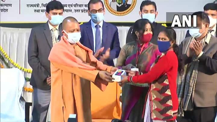 योगी सरकार का मानना है कि आशा बहुओं को देने से गर्भवती महिलाओं और बच्चों के टीकाकरण समेत अन्य चिकित्सीय सुविधा में आसानी हो जायेगी.