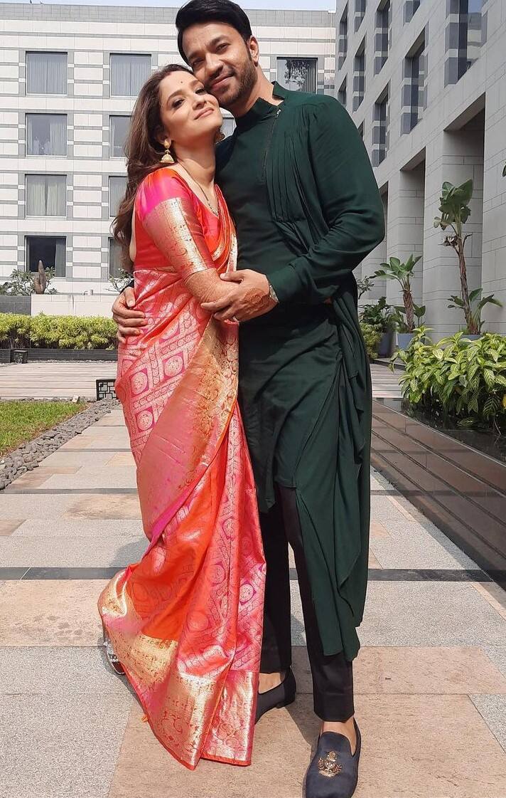 एक दूसरे की बाहों में खोए मिस्टर एंड मिसेज जैन कैमरे के समाने कोजी पोज देते दिखाई दे रहे हैं.