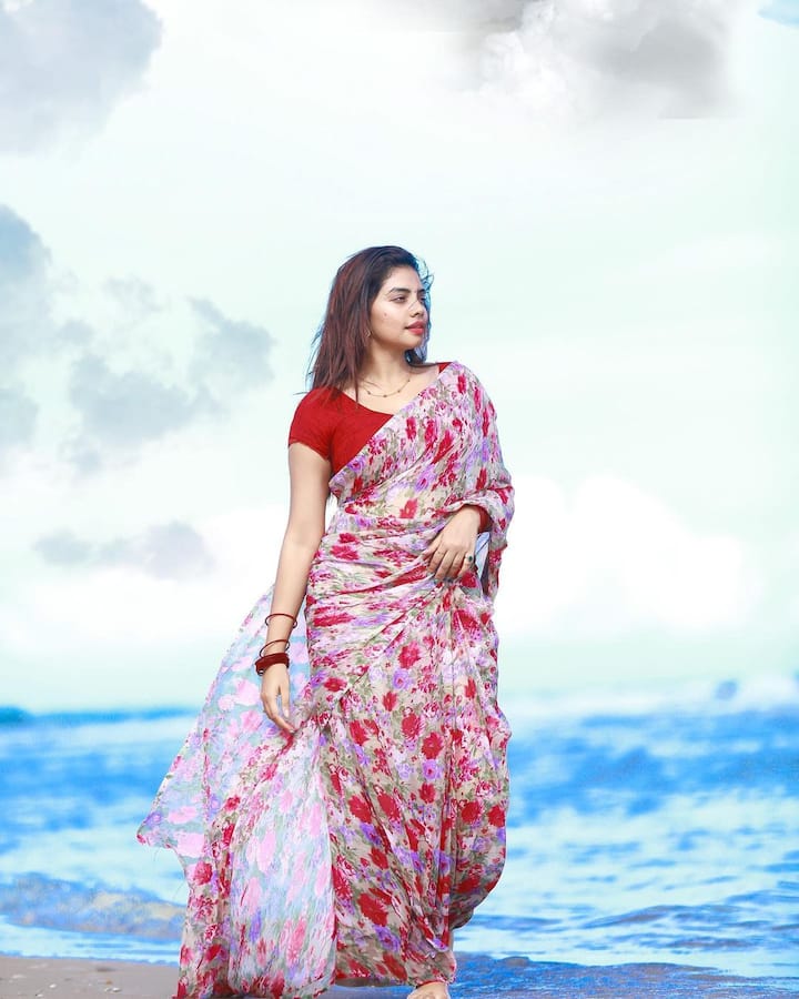 చీరలో సుష్మిత (Image courtesy - @anala.susmitha/Instagram)