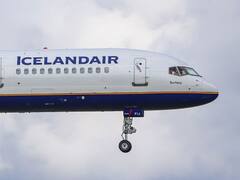 US Teacher Quarantines In Plane Restroom For 5 Hours After Testing Covid Positive Mid-Flight