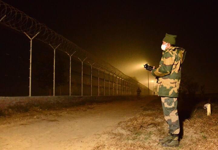 या परिसरातील गस्तीसाठीसाठी बीएसएफ जवानांना अत्याधुनिक नाईट व्हिजन कॅमेरेही देण्यात आले आहेत. (Photo : PTI )