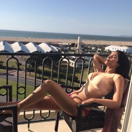 मल्लिका शेरावत (Mallika Sherawat) ने बिकिनी पहने चिल्ल करते अपना ये लेटेस्ट अंदाज फैंस के साथ शेयर किया है.