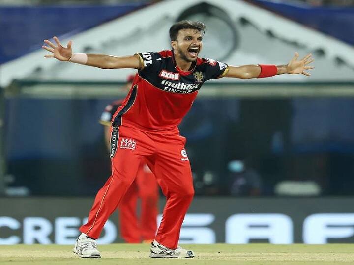 युवा गेंदबाज हर्षल पटेल (Harshal Patel) आईपीएल 2021 में सबसे ज्यादा विकेट चटकाने वाले खिलाड़ी हैं. हर्षल ने 15 मैचों में घातक गेंदबाजी करते हुए 32 विकेट चटकाए. इस प्रदर्शन की बदौलत उन्हें न्यूजीलैंड के खिलाफ पिछले महीने टीम इंडिया की तरफ से टी20 अंतरराष्ट्रीय में डेब्यू का मौका मिला. भविष्य में हर्षल पटेल को वनडे टीम में भी जगह मिल सकती है.