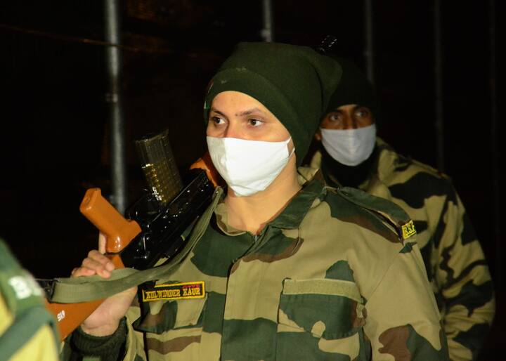 भारत-पाकिस्तानवरील आंतरराष्ट्रीय सीमेवरील गस्तीसाठी यावेळी महिला सैनिकांनाही प्राधान्य देण्यात आलंय. पुरुष जवानांप्रमाणेच महिला सैनिकही थंडी, ऊन, वारा किंवा पाऊस या पैकी कशाचीही तमा न बाळगता देशाचं सीमाचं रक्षण करतात. (Photo : PTI )