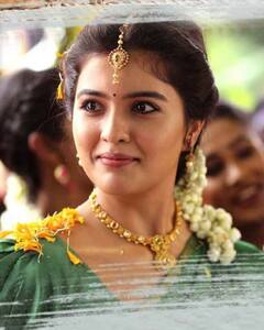 Amritha Aiyer Photos: క్యూట్ లుక్స్ తో కట్టిపడేస్తున్న కన్నడ సోయగం..