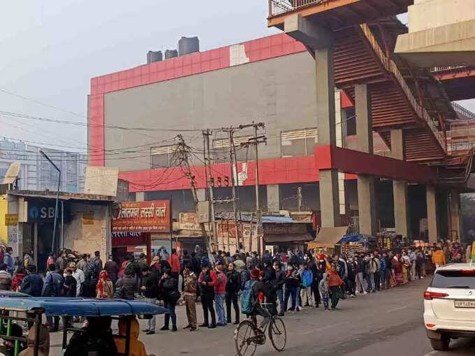 दरअसल कुछ दिन पहले ही दिल्ली के मुख्यमंत्री अरविंद केजरीवाल ने मंगलवार को ‘येलो’ अलर्ट की घोषणा की थी. ऐसे में मेट्रो में भी नए नियम लागू हो गए. इसका असर ये हुआ कि कुछ ही देर में मेट्रो में लोगों की भीड़ लगने लगीं. मेट्रो के अंदर तो भीड़ नहीं होने दे जा रही थी लेकिन बाहर एक किमी तक लंबी लाइनें लग जा रही थी.