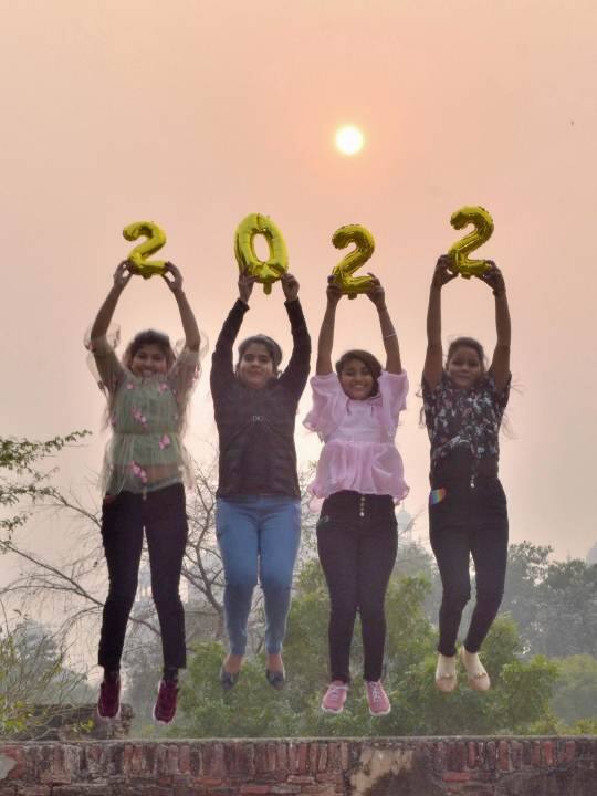 नए साल पर जश्न में डूबे लोग