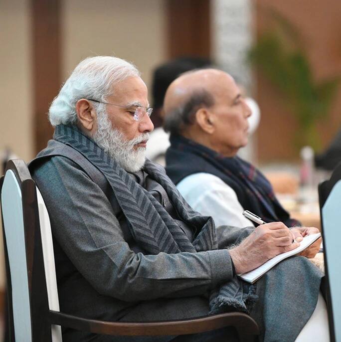 मंत्रिपरिषदेच्या बैठकीत पंतप्रधान काही महत्त्वाच्या मुद्द्यांची नोंद करुन घेताना.