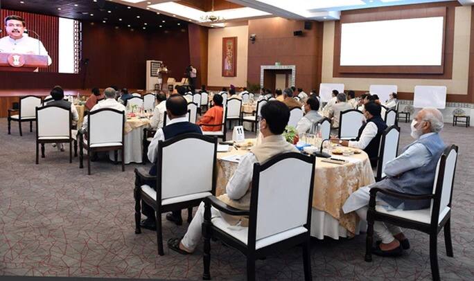 सुषमा स्वराज भवनमध्ये मंत्रिपरिषदेच्या बैठकीत चिंतन सत्रामध्ये पंतप्रधान नरेंद्र मोदी शेवटच्या ओळीत बसले होते.