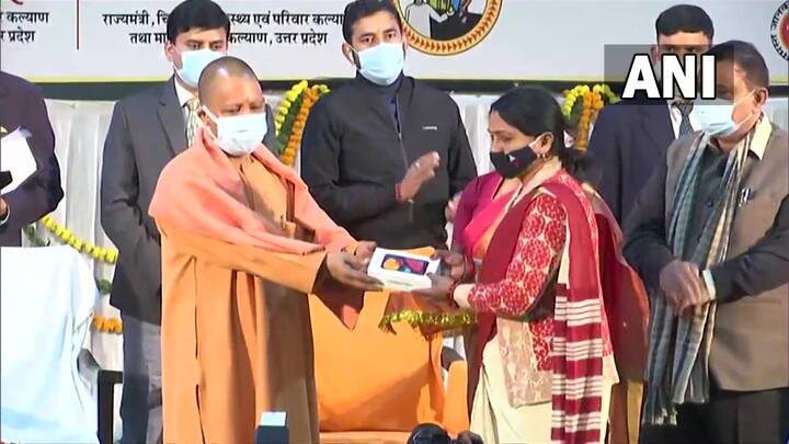 आपको बता दें कि ये आशा बहुओं कई विभागों की जिम्मेदारियां संभालती हैं. ऐसे में अगर उन्हें स्मार्टफोन दे दिया जाएगा तो स्वास्थ्य सेवाओं की जानकारी आसानी से आम आदमी तक पहुंच जाएगी.