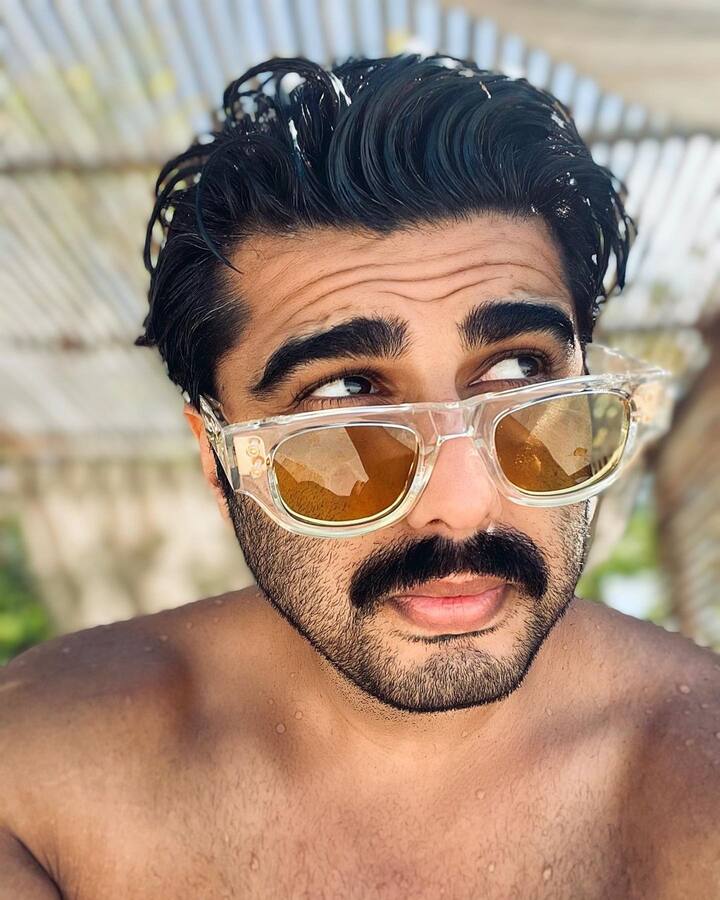 दो दिन पहले ही एक्टर अर्जुन कपूर की कोविड रिपोर्ट पॉजीटिव आई है. लिहाजा वो अपने घर में क्वारंटीन पीरियड में हैं. 14 दिनों तक ना वो घर से बाहर आ सकते हैं और ना ही किसी से मिल सकते हैं. (फोटो – सोशल मीडिया)