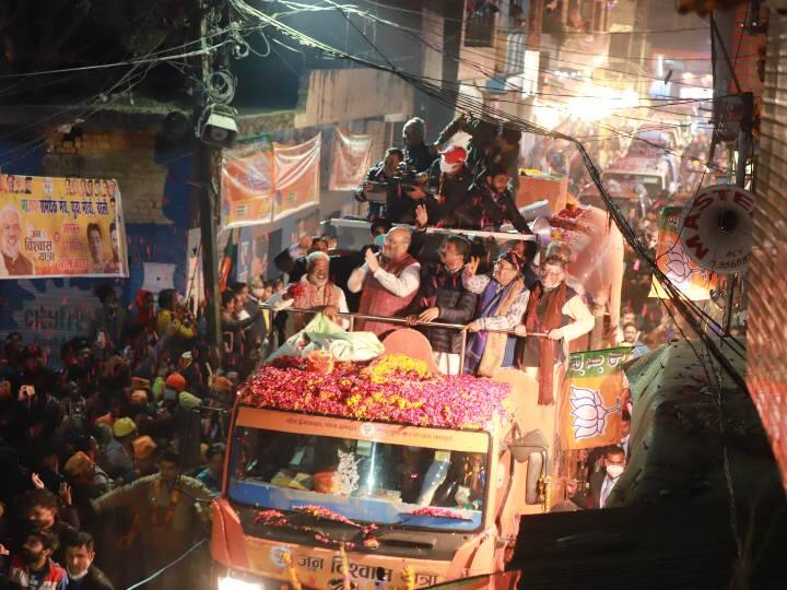 अमित शाह के साथ केंद्रीय मंत्री धर्मेंद्र प्रधान, अर्जुन राम मेघवाल, उत्तर प्रदेश भाजपा अध्यक्ष स्वतंत्र देव सिंह, भाजपा के राष्ट्रीय कोषाध्यक्ष राजेश अग्रवाल और पार्टी के अन्य नेता मौजूद थे. रोड शो शहर के मुख्य बाजार कुतुबखाना से शुरू हुआ, फिर श्यामगंज, कालीबाड़ी से होते हुए करीब डेढ़ घंटे में करीब ढाई किलोमीटर की दूरी तय करते हुए पटेल चौक पर समाप्त हुआ.