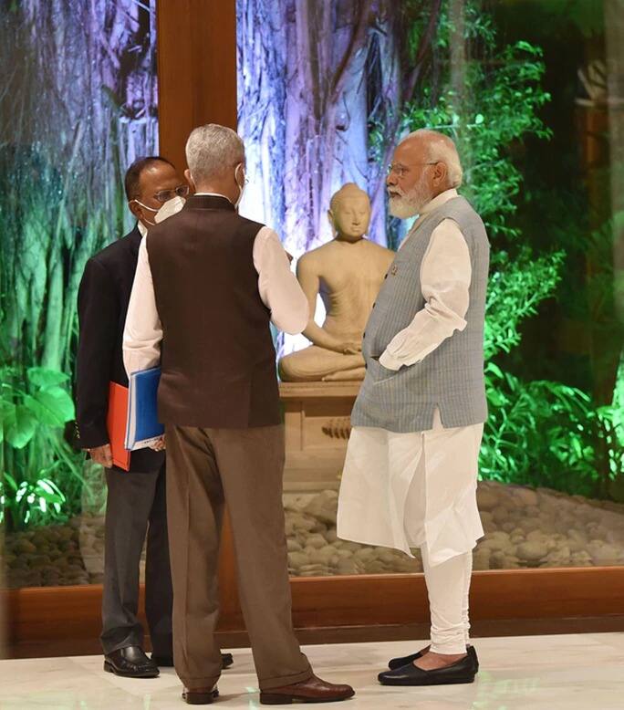 पंतप्रधान नरेंद्र मोदीं परराष्ट्र मंत्री आणि राष्ट्रीय सुरक्षा सल्लागार यांच्यासोबत चर्चा करताना.