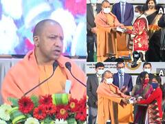 UP Election 2022: सीएम Yogi Adityanath ने लखनऊ पहुंचकर आशा बहुओं को बांटे स्मार्टफोन, देखिए तस्वीरें