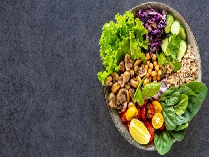 हेल्दी खाना खाएं-इस नये साल के मौके पर आप खुद को यह वादा करें कि आप हेल्दी खाना खाएंगे. इसके साथ ही नट्स, फूट्स और हरी सब्जियों को अपने डेली रूटीन में जरूर शामिल करेंगे. (PC: Freepik)