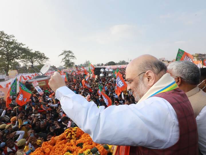 अमित शाह ने ट्वीट कर कहा कि बरेली में आयोजित रोड शो उत्तर प्रदेश में भाजपा की प्रचंड विजय को प्रमाणित कर रहा है. आज के रोड शो में इस अपार स्नेह और आशीर्वाद के लिए बरेली की जनता का हृदय से अभिनंदन करता हूं.