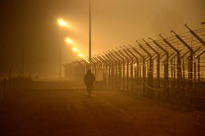 या आंतरराष्ट्रीय सीमेवर आंतरराष्ट्रीय संकेतानुसार तब्बल ५० हजार पोल्सवर दीड लाख फ्लड लाईट्स बसवण्यात आलेले आहेत. पाकिस्तानला लागून पंजाबचं जवळपास ५५३ किमीचं आंतरराष्ट्रीय सीमेचं क्षेत्र आहे. (Photo : PTI )