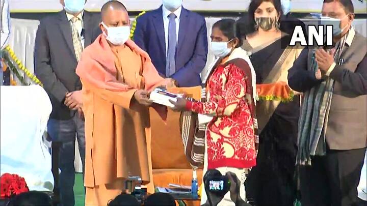 उन्होंने ये भी कहा कि बाकी 80,000 को हम दूसरे चरण में स्मार्टफोन उपलब्ध करवाने की कार्रवाई करेंगे.