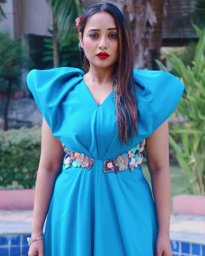 तस्वीरों में रानी चटर्जी एक ब्लू कलर की खूबसूरत लॉन्ग ड्रेस में नजर आ रही हैं. इन्हें शेयर करते हुए अपने न्यू ईयर के प्लान का खुलासा किया है.