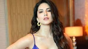 hot pictures: actress sunny leone wear hot and bold blue gown in filmfare award function Sunny Photos: બ્લૂ ગાઉન પહેરીને સની લિયૉનીએ આપ્યા હૉટ પૉઝ, સાથે હાજર હતો પતિ, જુઓ....