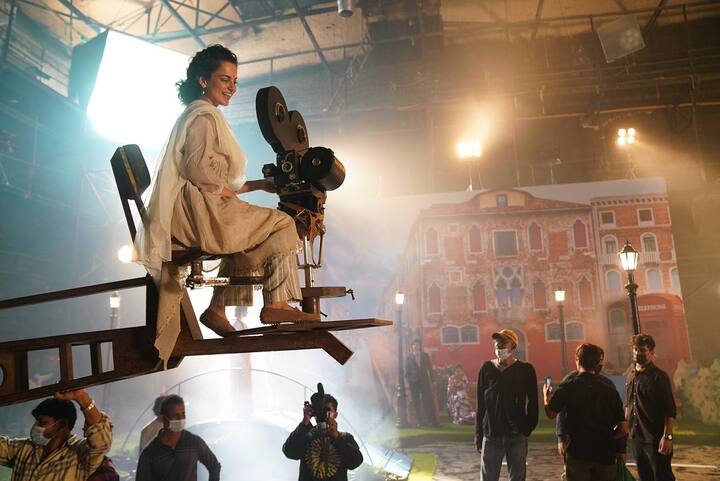 इससे भी ज्यादा खास बात ये हैं कि इस दौरान कंगना रनौत (Kangana Ranaut) भारतीय सिनेमा के स्वर्ण युग यानि 1950 में इस्तेमाल होने वाले नेवल कैमरा के साथ शूटिंग करती दिखाई दीं. कंगना ने अपनी कैप्शन में बताया है कि ये कैमरा दिग्गज फिल्म मेकर बिमल रॉय का है.