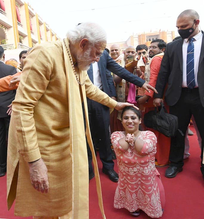 वाराणसीतील आपल्या दौऱ्यावेळी पंतप्रधानांनी दिव्यांग मुलीची भेट घेतली होती.