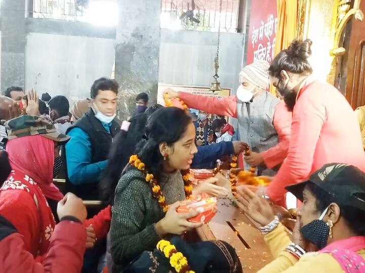 महावीर मंदिर में सुबह पांच बजे पट खोला गया जिसके बाद से भक्तों की भीड़ उमड़ने लगी. सुबह 10 बजे तक मंदिर से लगभग आधा किलोमीटर जीपीओ गोलंबर तक लोग पंक्ति लगाकर मंदिर में प्रवेश का इंतजार करते दिखे. इसको लेकर सुरक्षा व्यवस्था का पुख्ता इंतजाम दिखा.