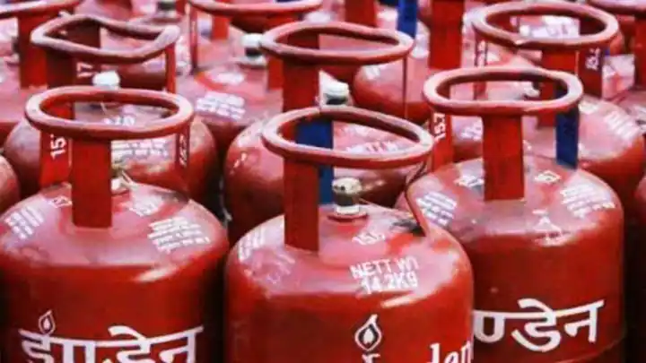 New Year Gift For Consumers As Rate Of Commercial LPG Cylinders Reduced In Delhi New Year Gift For Consumers As Rate Of Commercial LPG Cylinders Reduced In Delhi