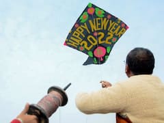 Happy New Year 2022: कोरोना की पाबंदियों के बीच दुनियाभर में लोगों ने ऐसे किया नए साल का स्वागत, देखें Photos