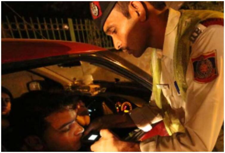 Welcome 2022: In the celebration of the new year, only 18 cases of drunk and drive came to the fore in Mumbai, despite section 144, people came out on the road ANN New Year के जश्न के मौके पर मुंबई में सिर्फ 18 Drunk and Drive के मामले आए सामने, धारा 144 के बावजूद सड़क पर निकले लोग