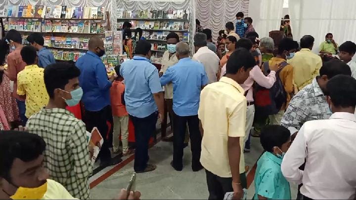 பாலக்கோட்டில் வயல்வெளிக்குள் புகும் யானைகள் - கால் தடங்களை பார்த்து விவசாயிகள் அச்சம்