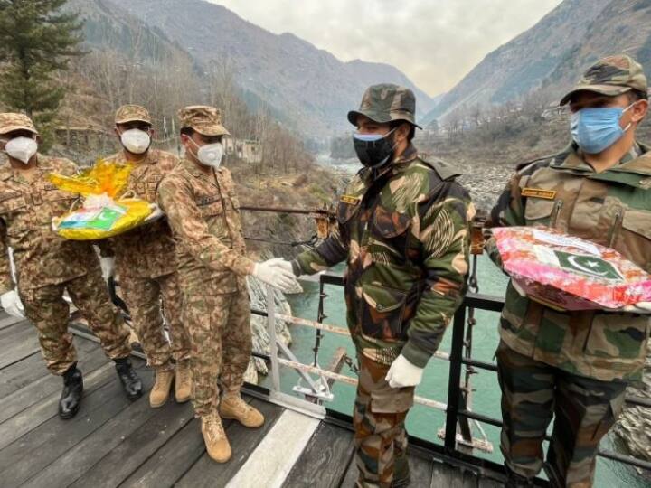 Jammu Kashmir Indian and Pakistani Army officials exchange sweets greetings at four locations at loc on New Year Jammu Kashmir News: नए साल की मीठी शुरुआत, भारत और पाकिस्तान की सेना ने एक -दूसरे को भेंट की मिठाइयां