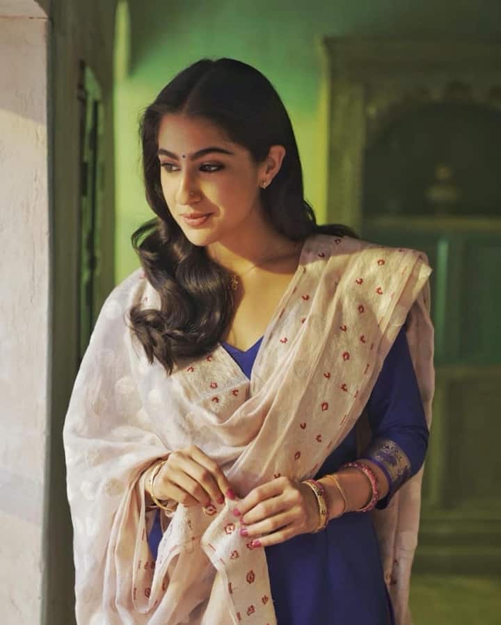 सारा अली खान ने इंस्टाग्राम पर अपनी कुछ लेटेस्ट तस्वीरें शेयर की हैं. इन तस्वीरों में सारा अपने बीते दो सालों के ख़ास पलों को फैन्स के साथ शेयर किया है.